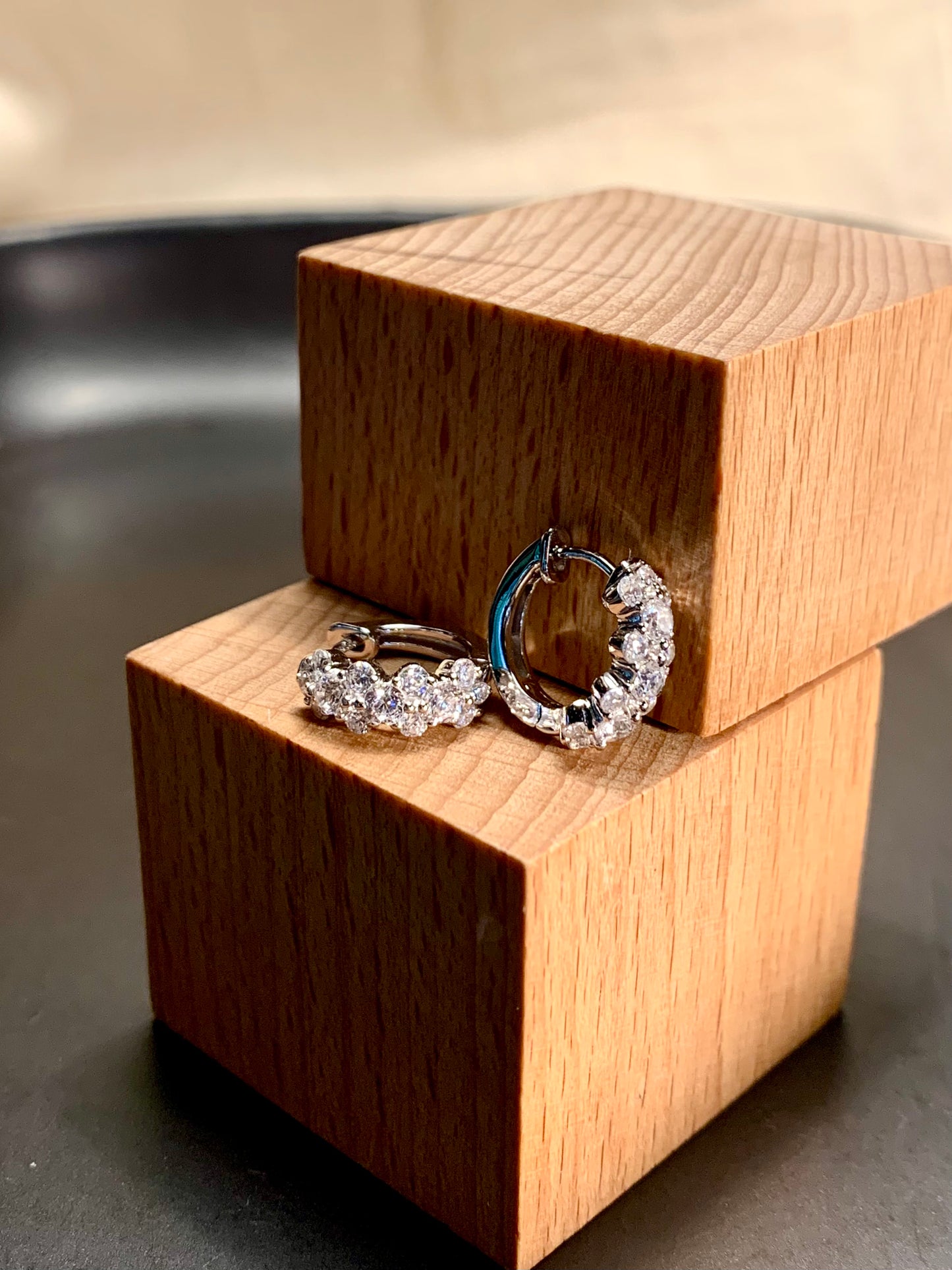 Arete Huggie Flor