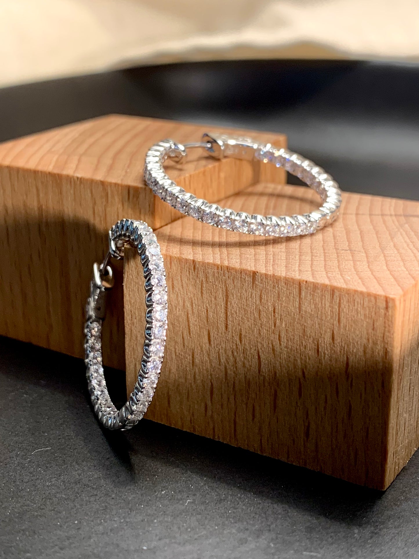 Arete Huggie Circular Zircones