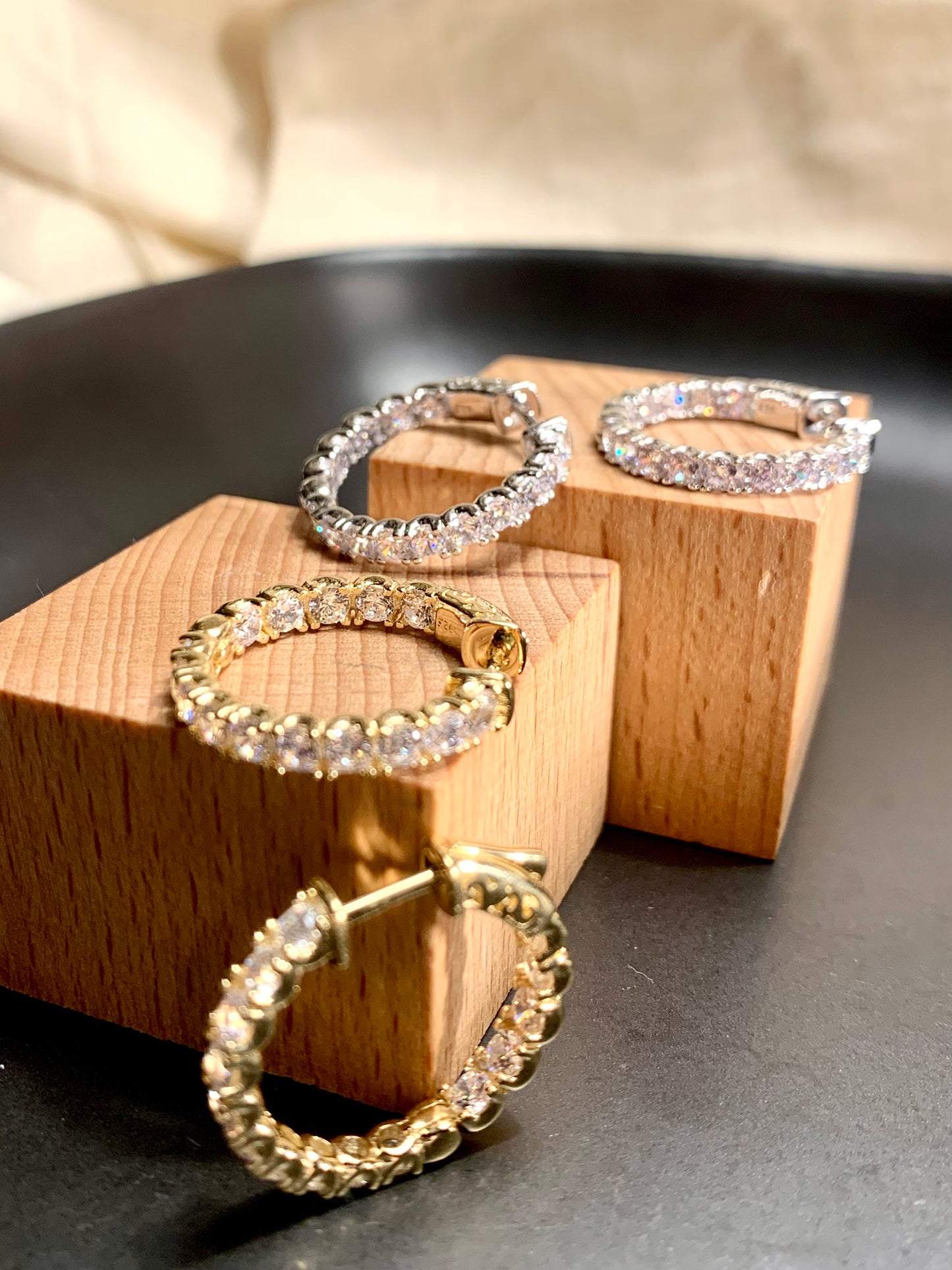 Arete Huggie Circular Zircones