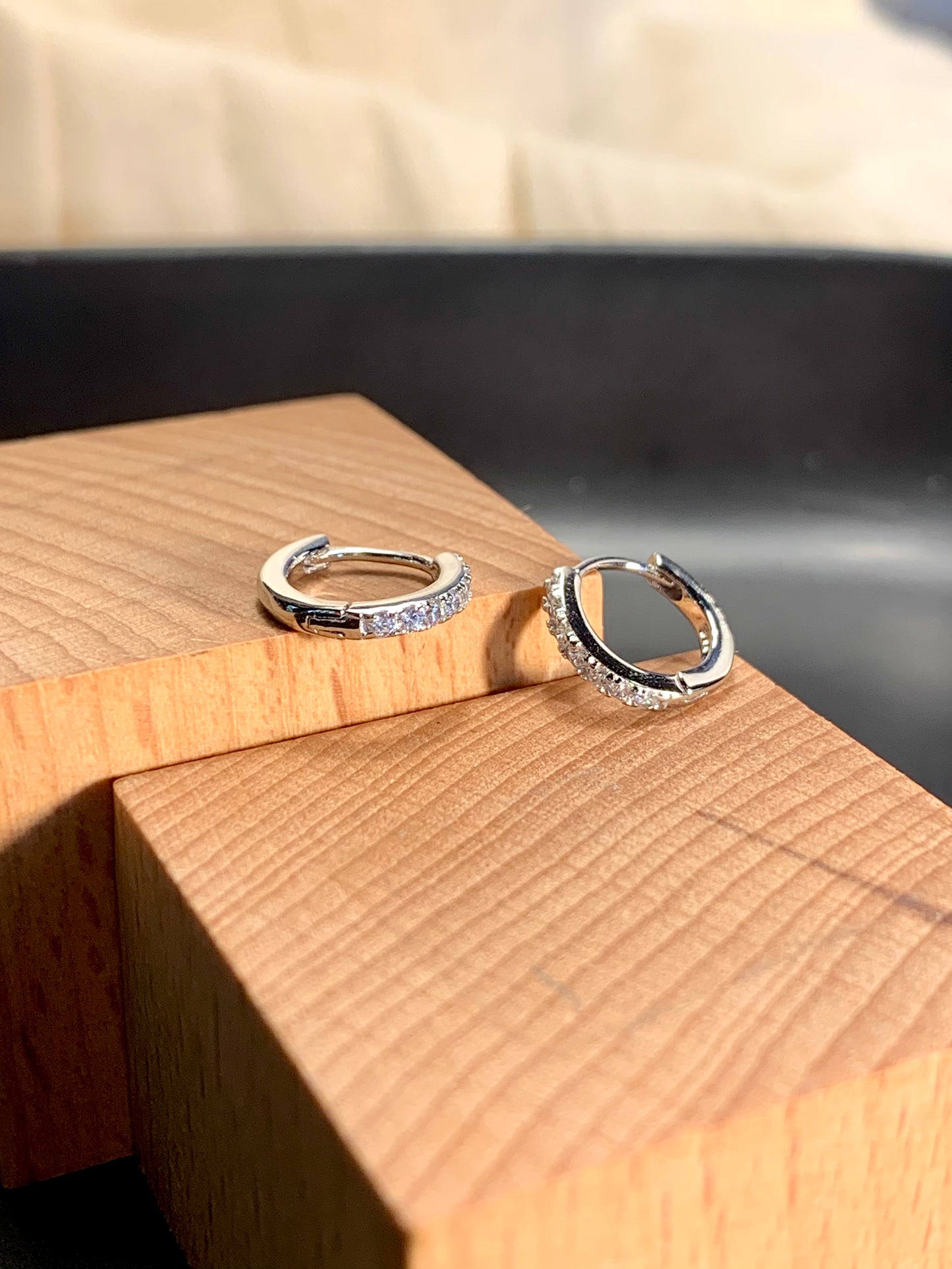 Arete Huggie Circular Zircones