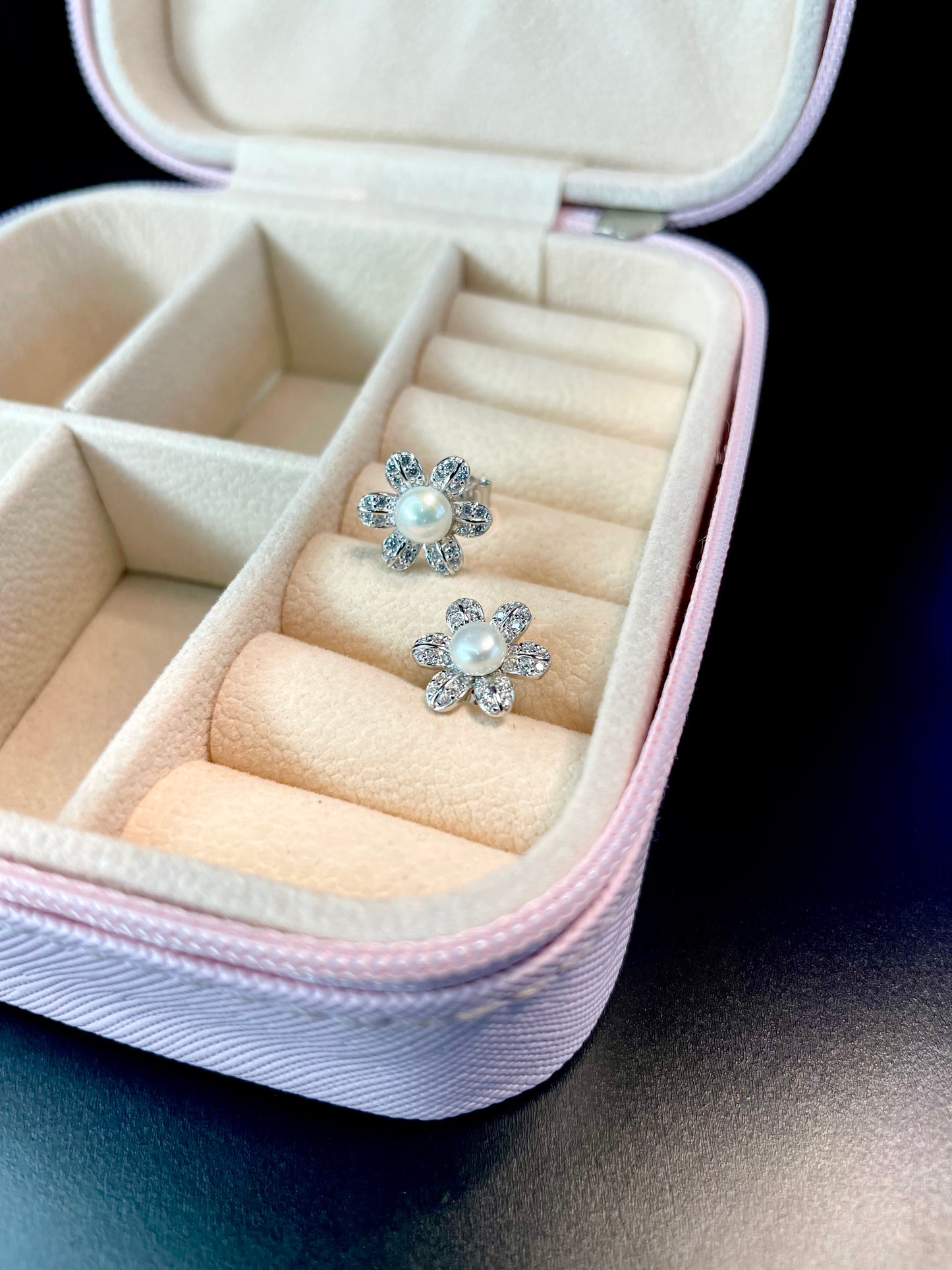 Arete Stud Flor