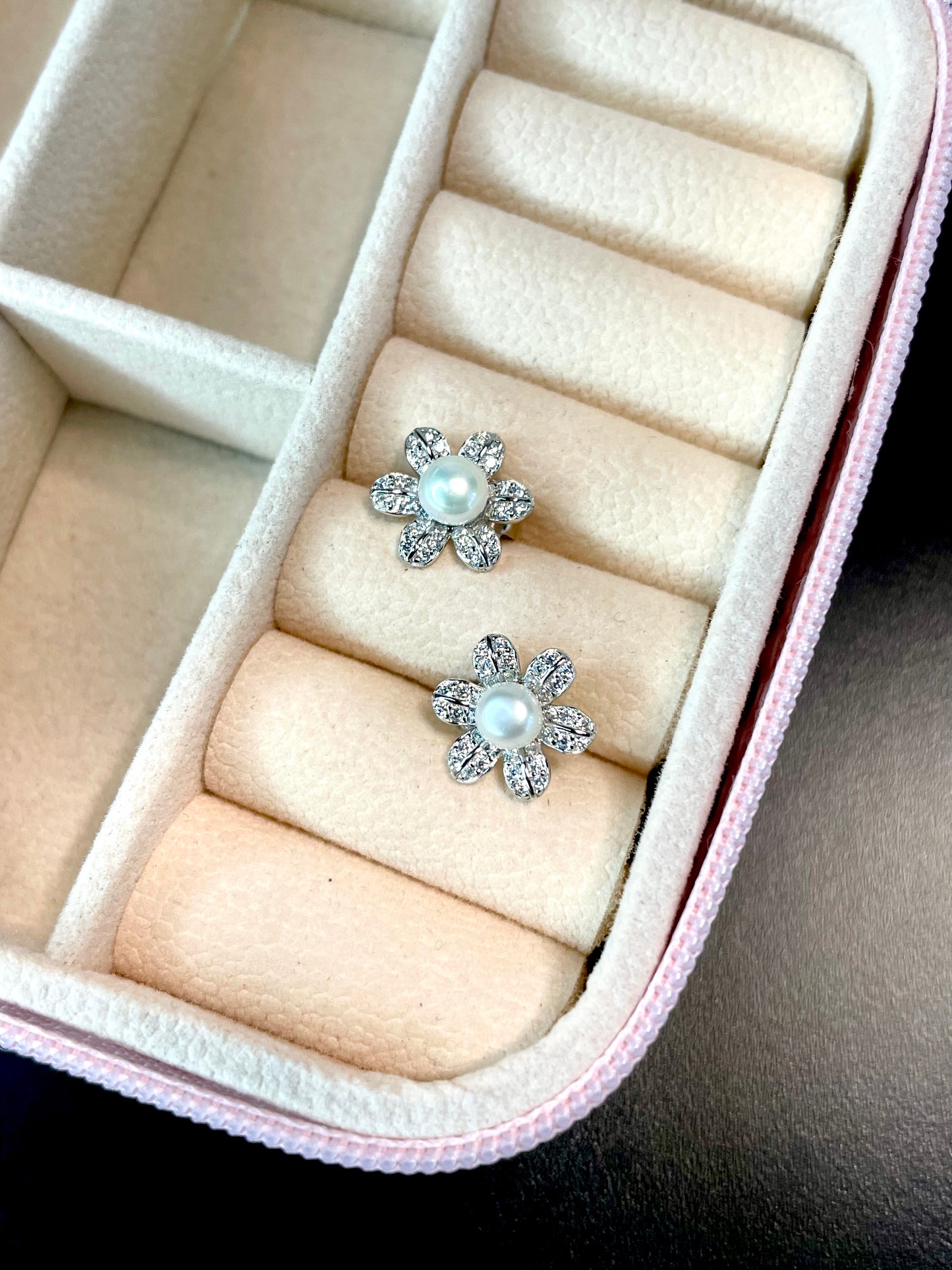 Arete Stud Flor