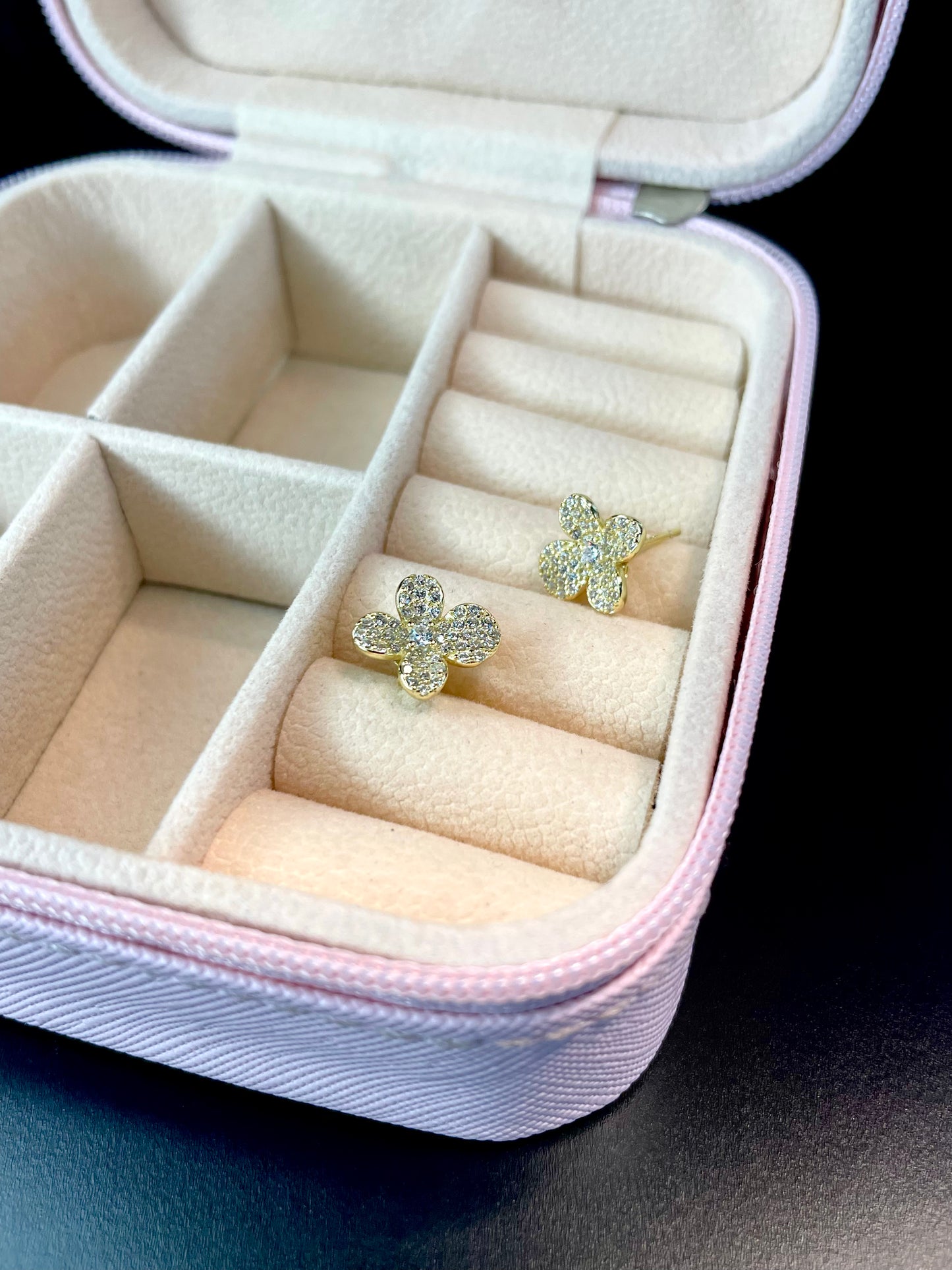 Arete Stud Flor
