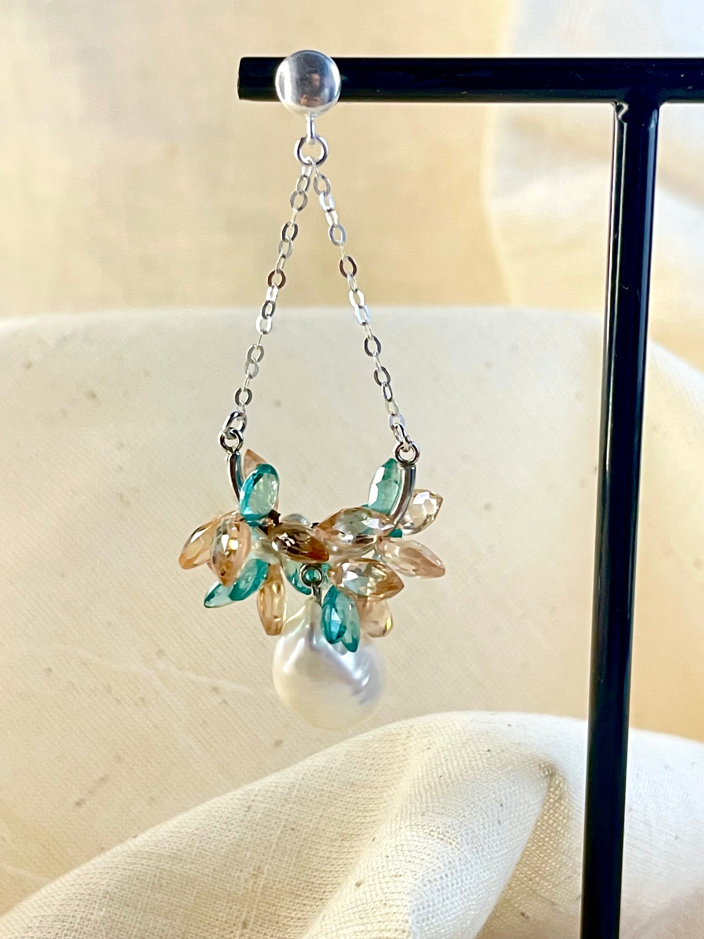 Arete Pin y Mariposa Perla Zircones