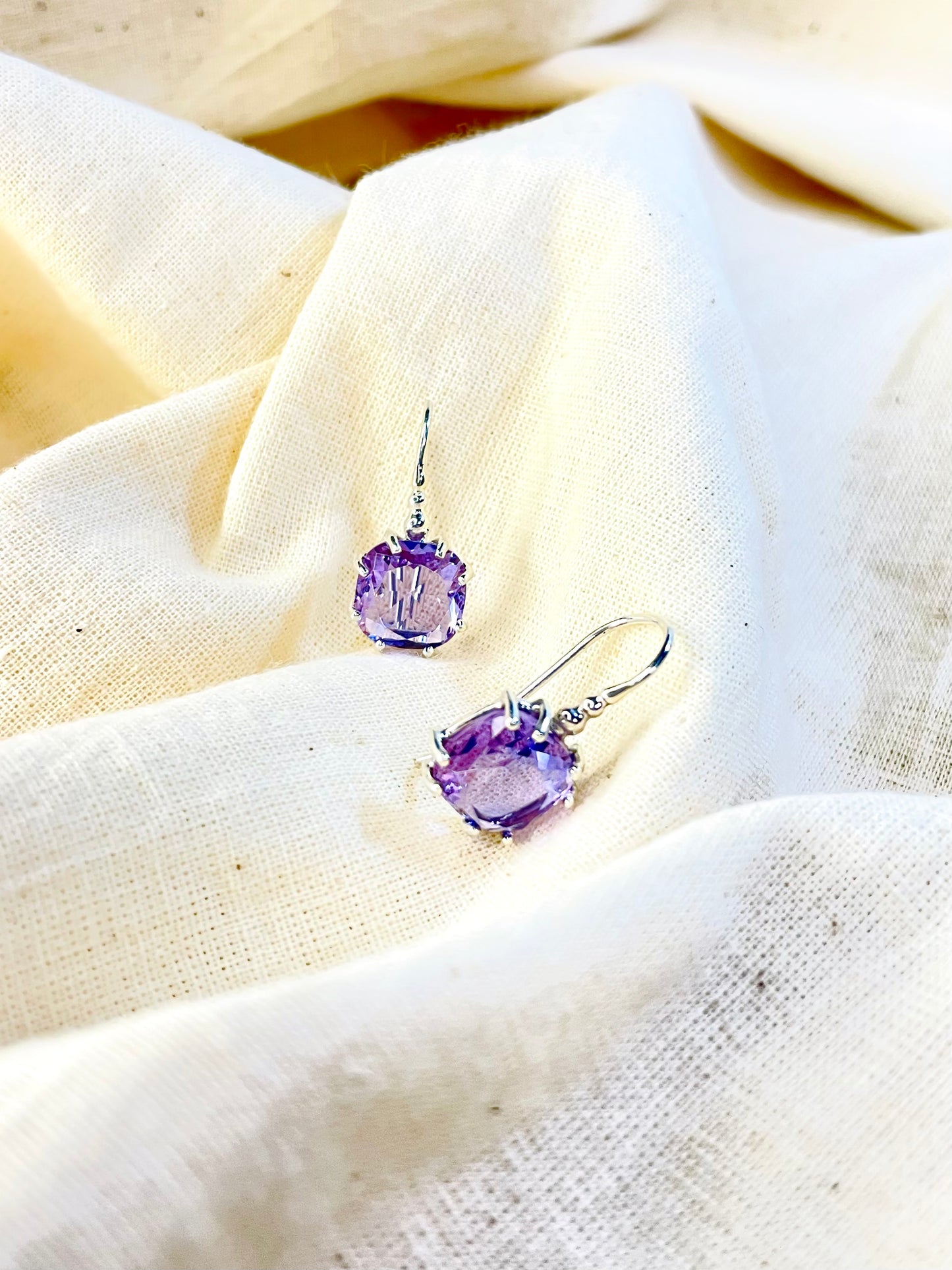 Arete Cierre Seguro Cristal Lila