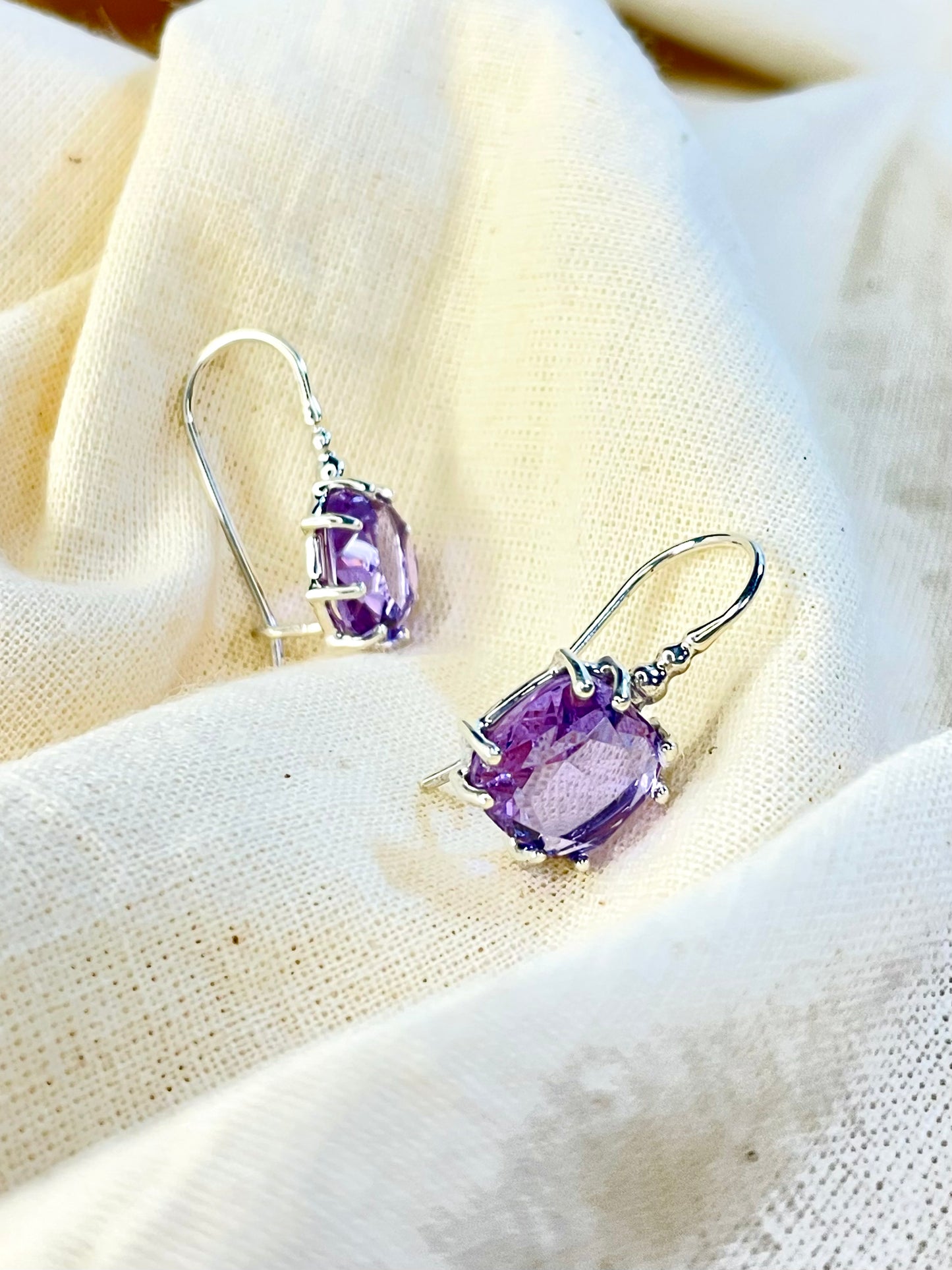 Arete Cierre Seguro Cristal Lila
