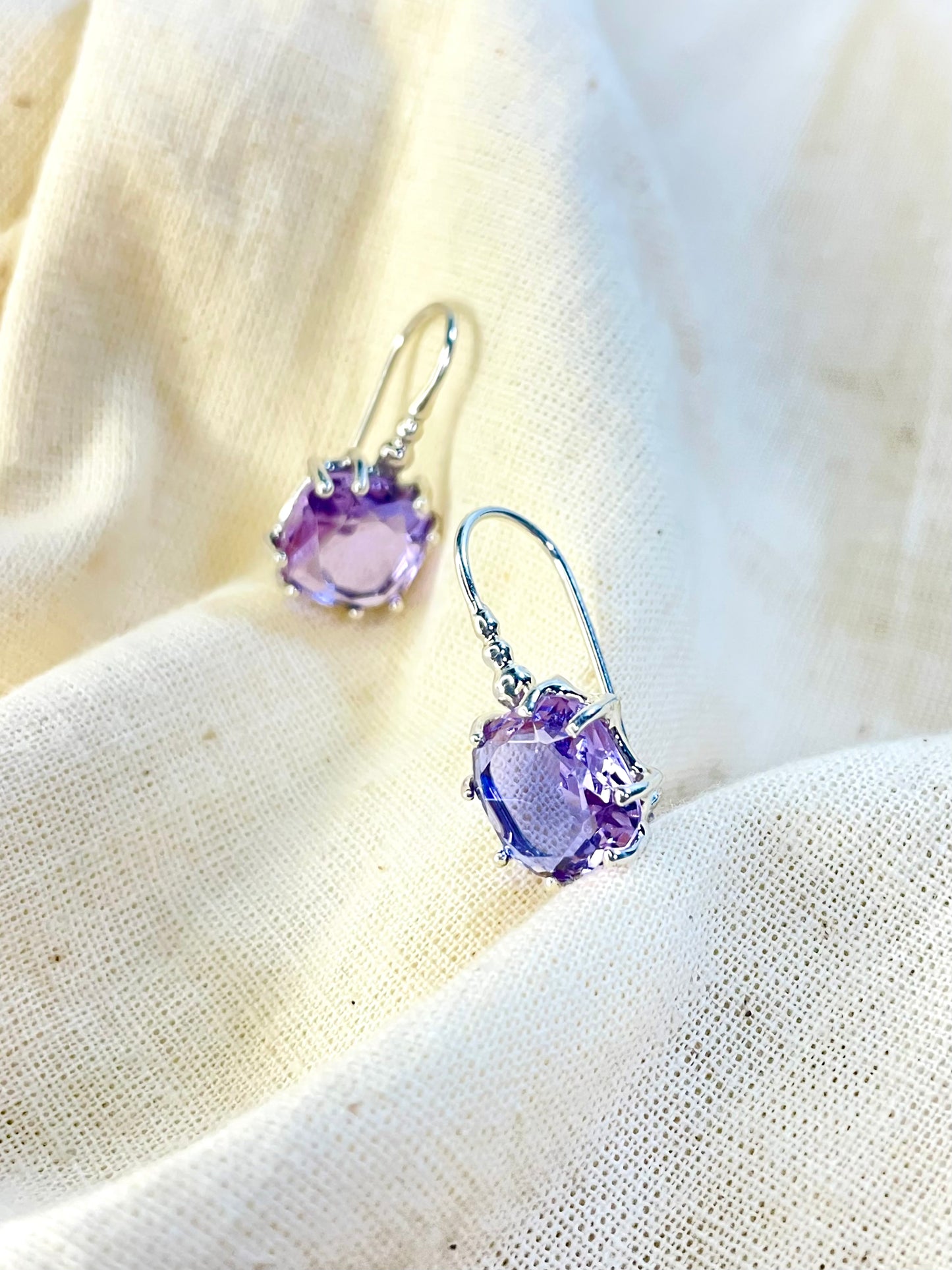 Arete Cierre Seguro Cristal Lila