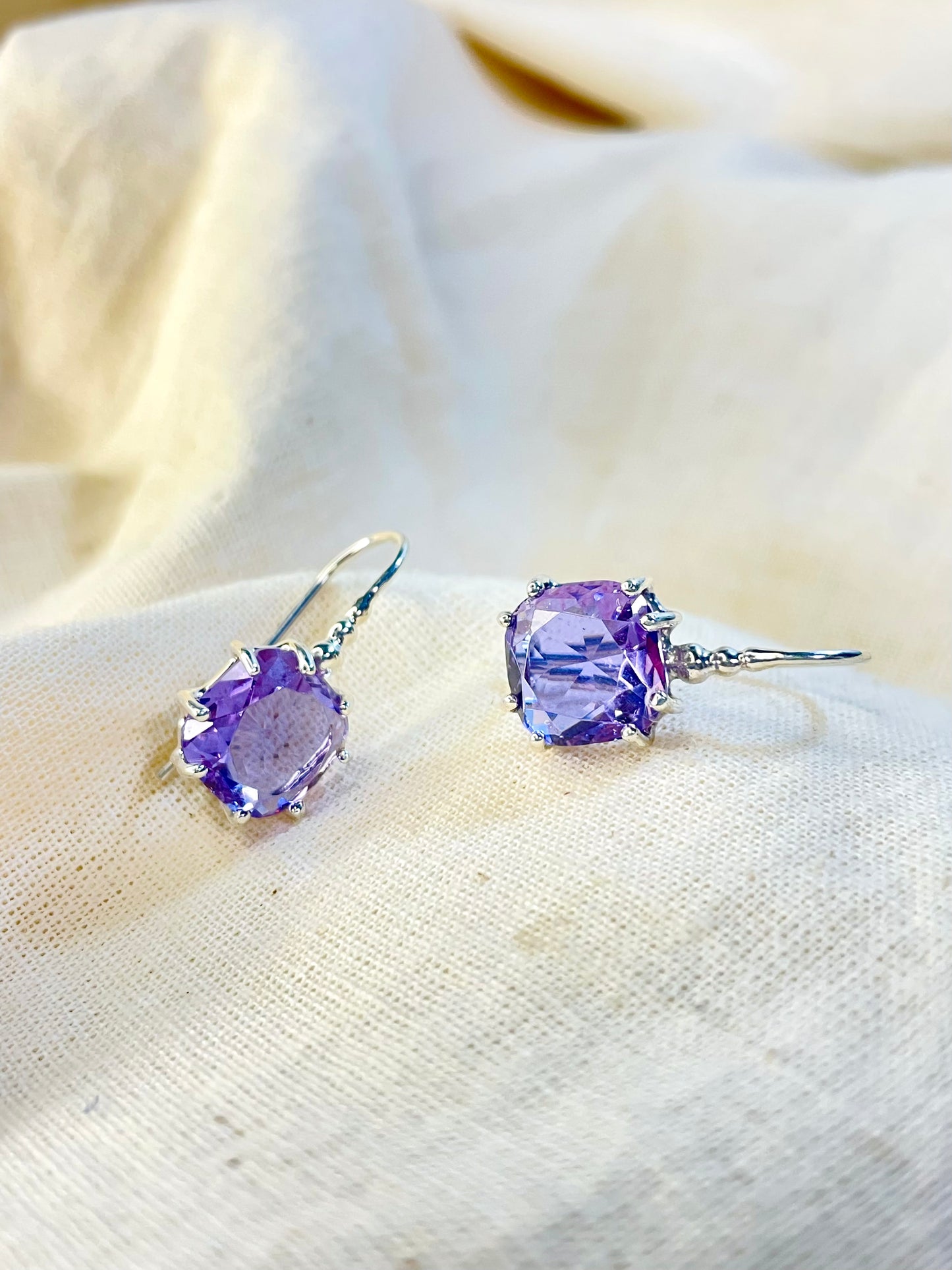 Arete Cierre Seguro Cristal Lila