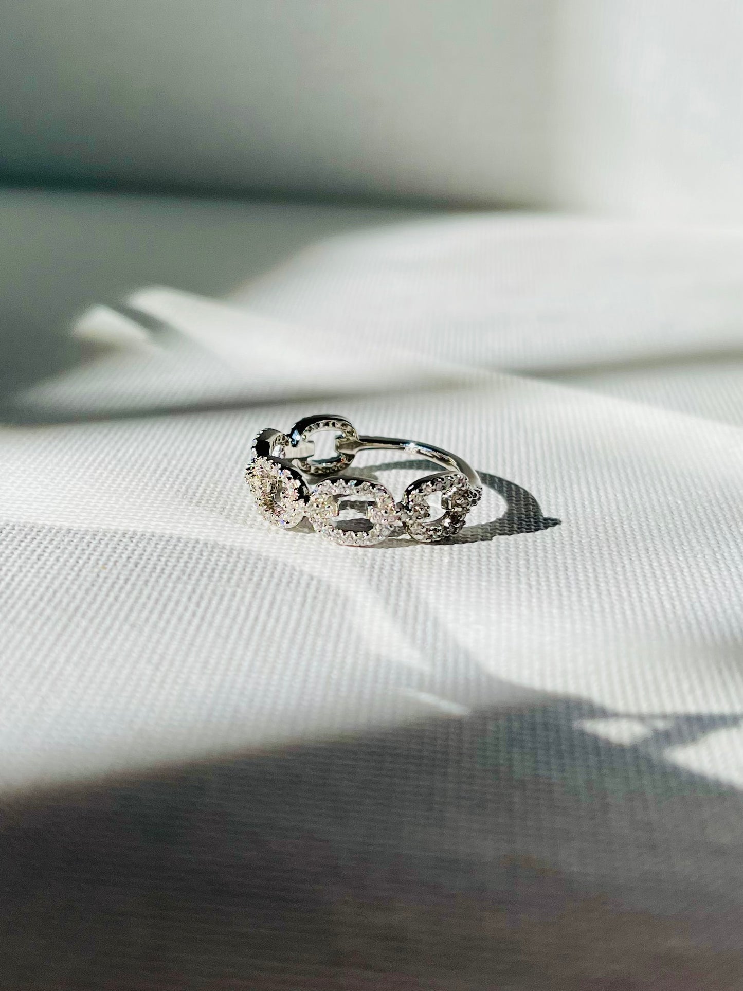 Anillo Plateado Zircones Eslabones