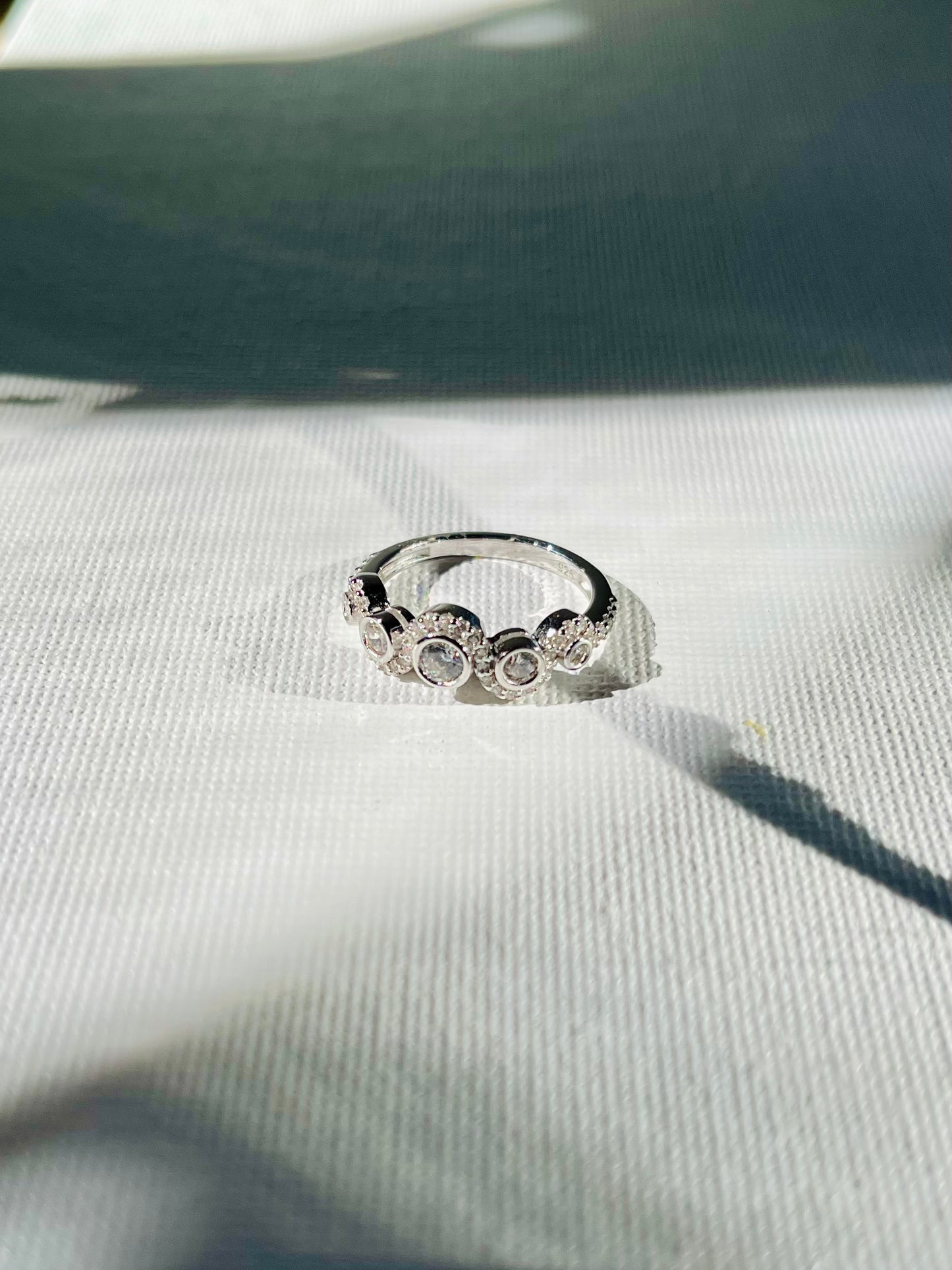 Anillo Zircones Curvas
