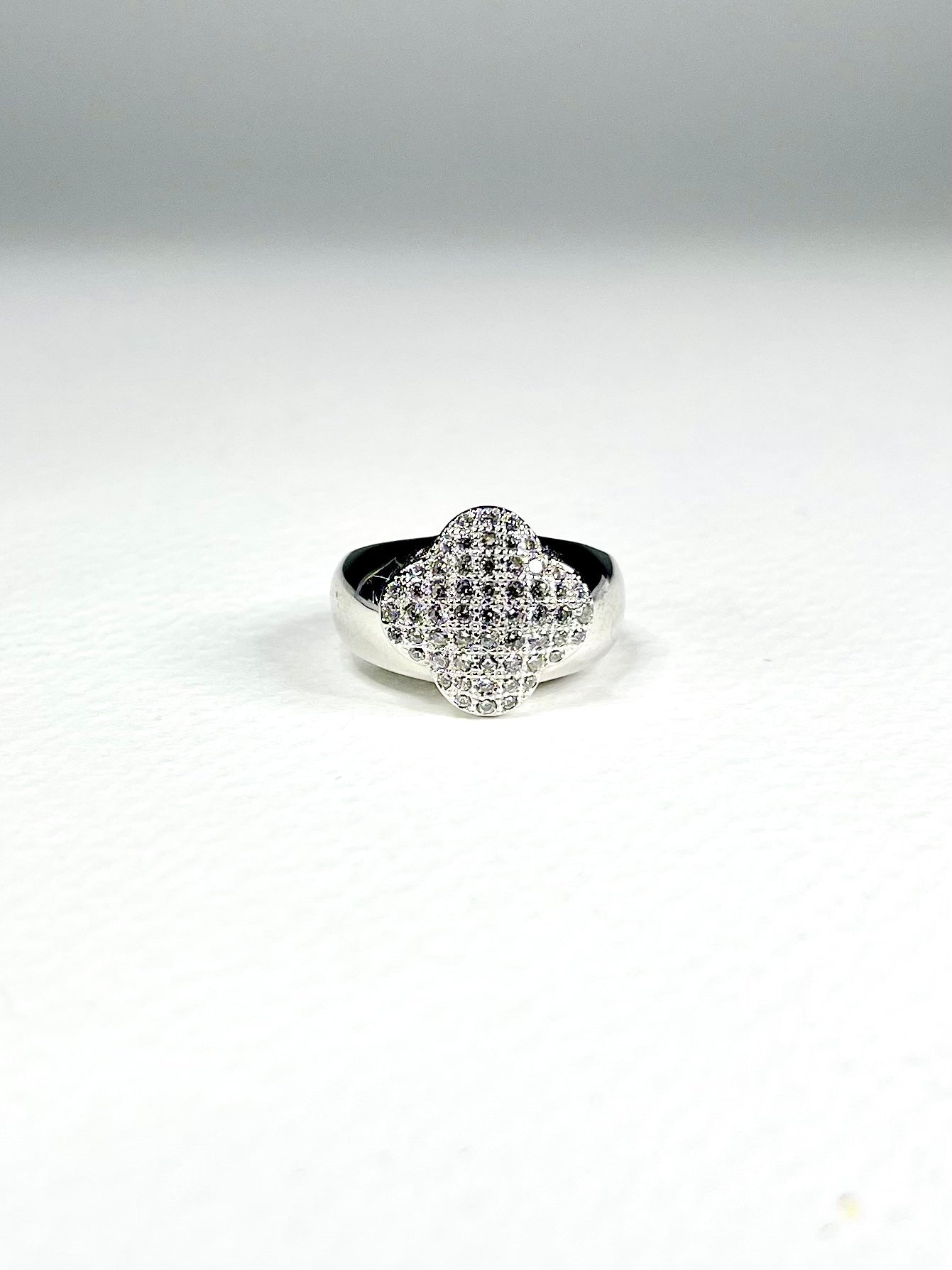 Anillo Plateado Zircones Flor