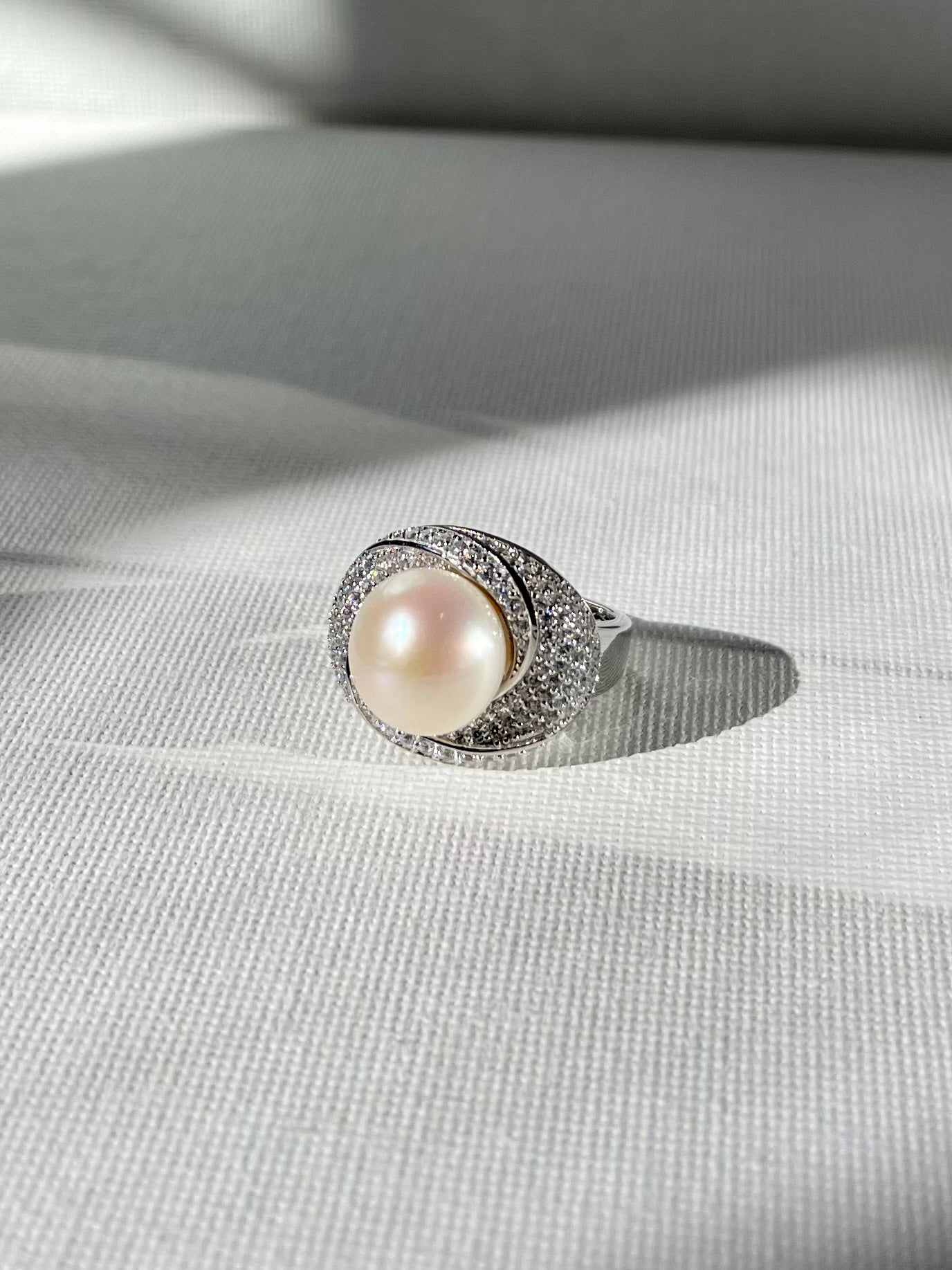 Anillo Plateado Perla Zircones