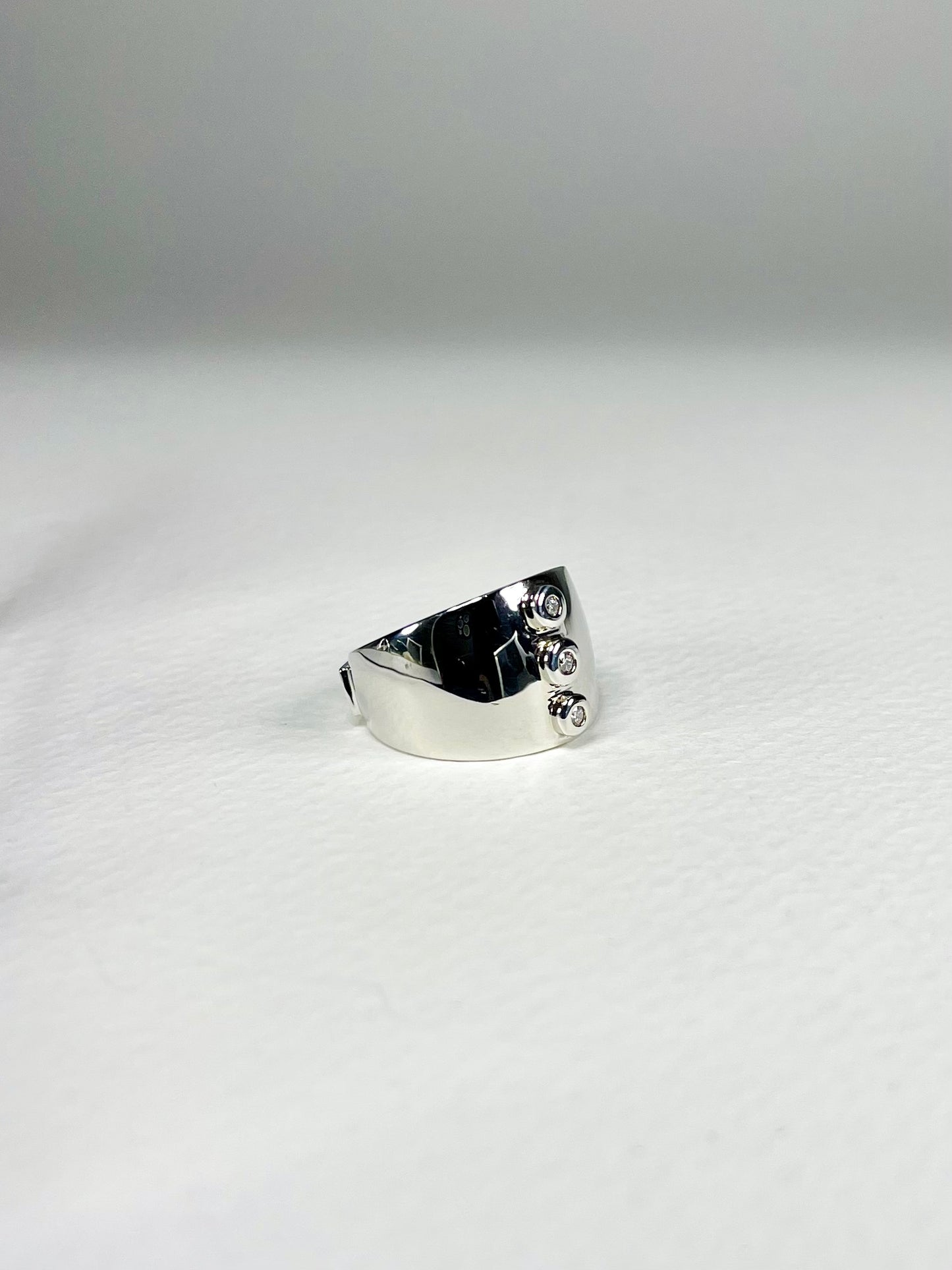Anillo Plateado Zircones Sobrio