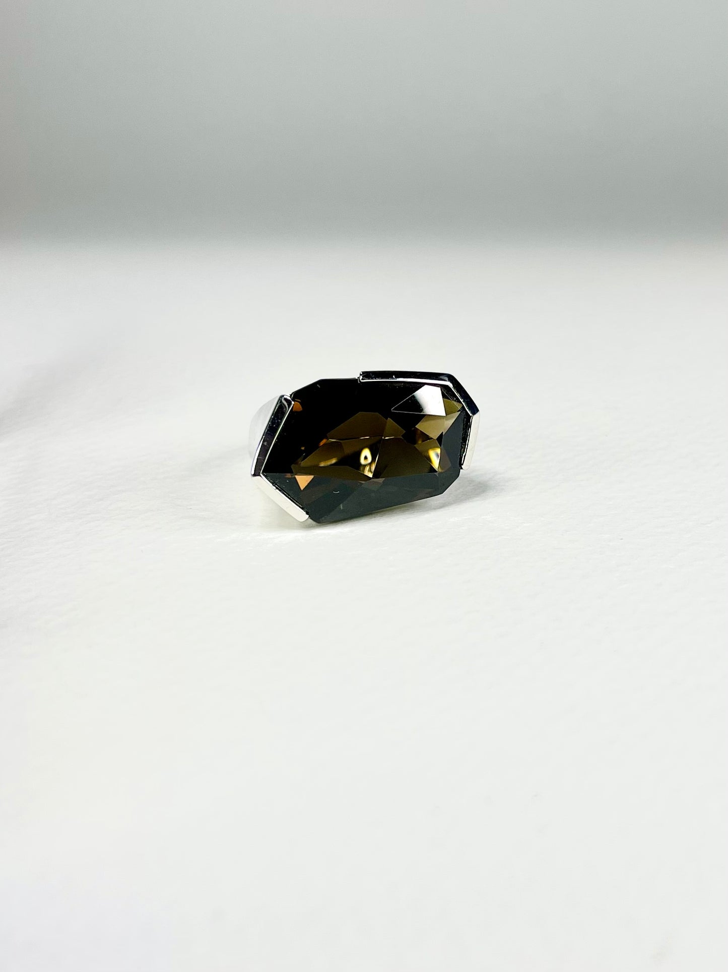 Anillo Cuarzo Ahumado Irregular
