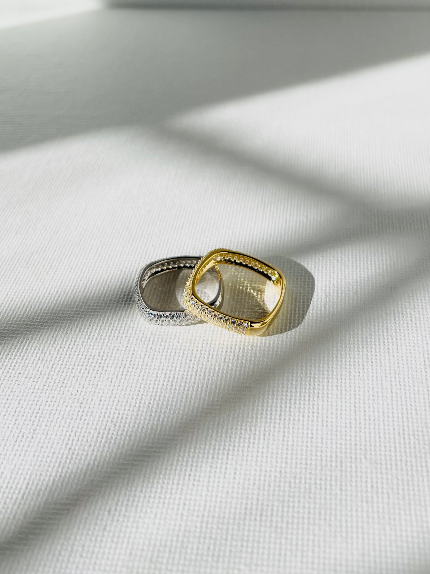 Anillo Zircones Banda Cuadrada