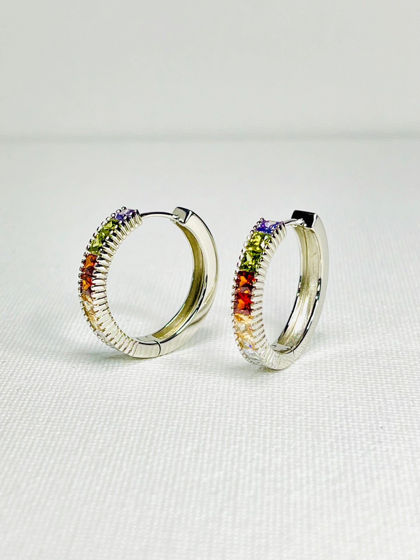 Arete huggie Zircón Cuadrado