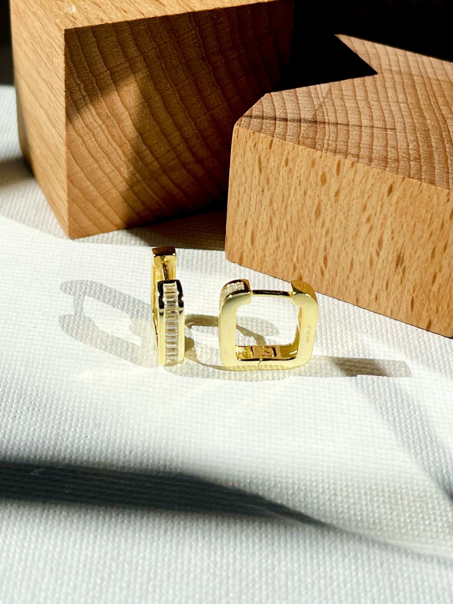 Arete Huggie Zircones Baguette