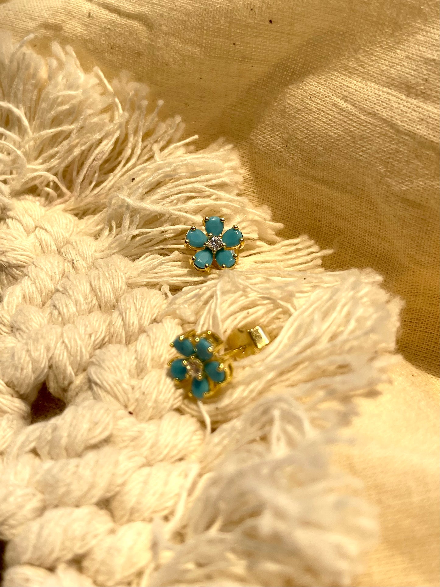 Arete Flor Turquesa Zircón