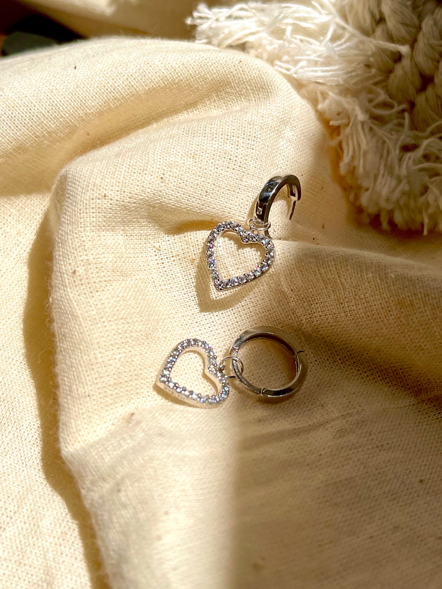 Arete Huggie Zircones Corazón
