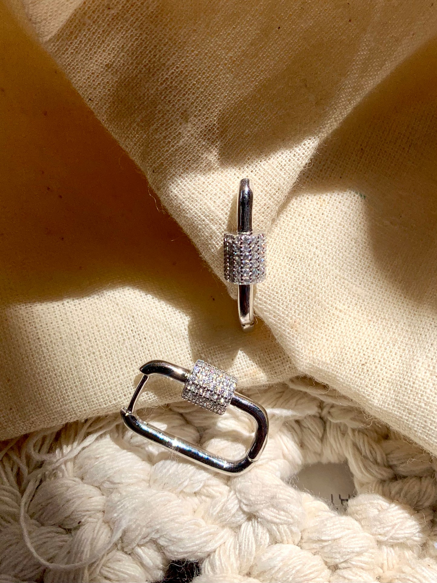 Arete Huggie Zircones Rectangular