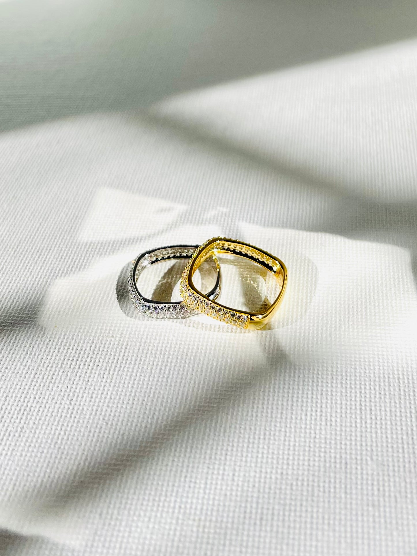Anillo Zircones Banda Cuadrada