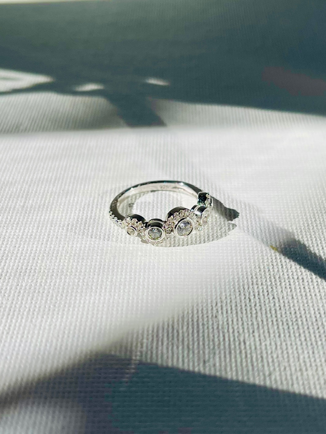 Anillo Zircones Curvas