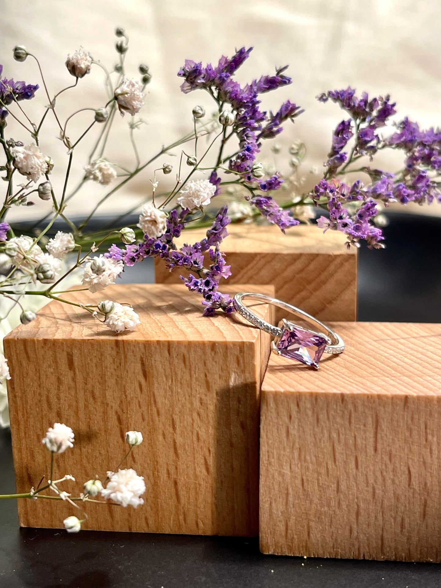 Anillo Zircones Lila Rectangular