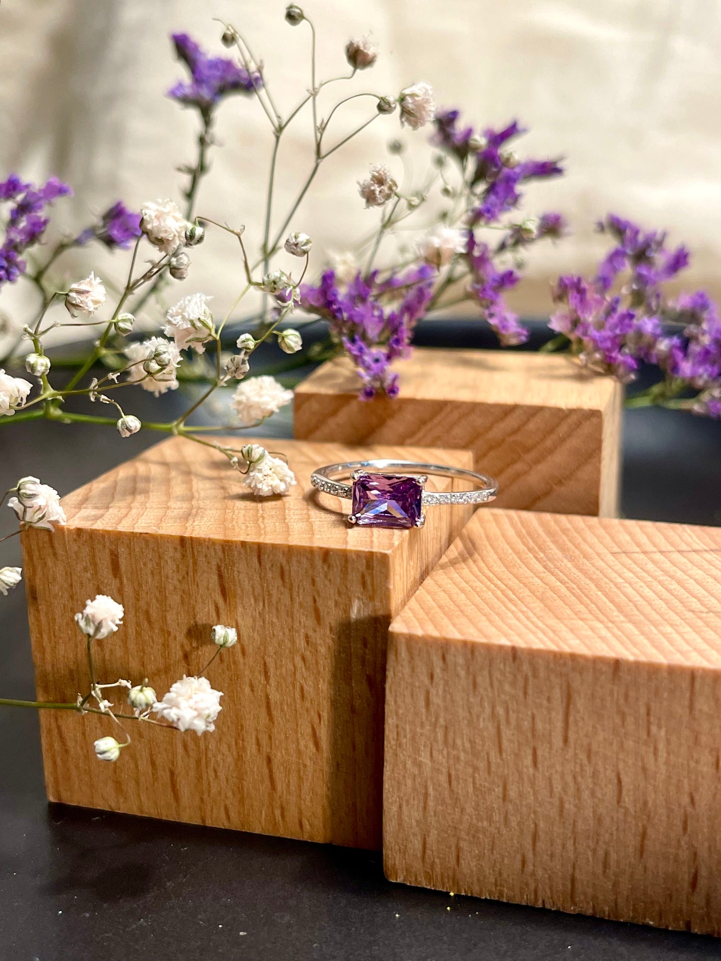 Anillo Zircones Lila Rectangular