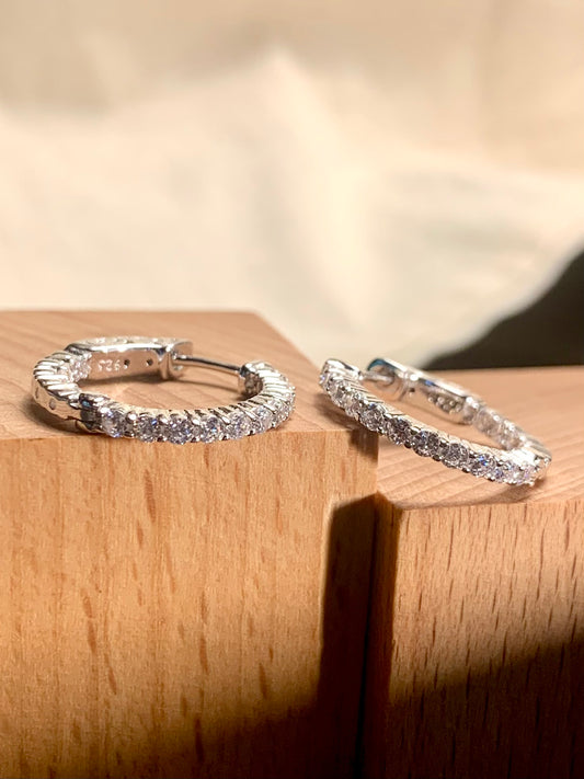 Arete Huggie Zircones