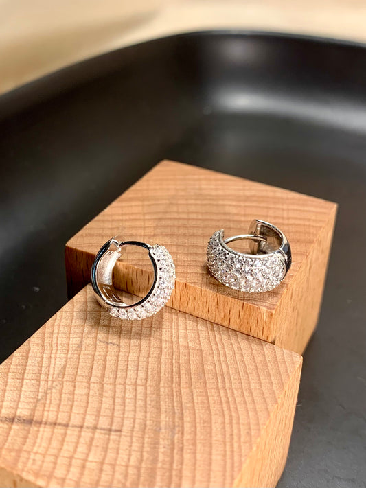 Arete Huggie Zircones Clásico