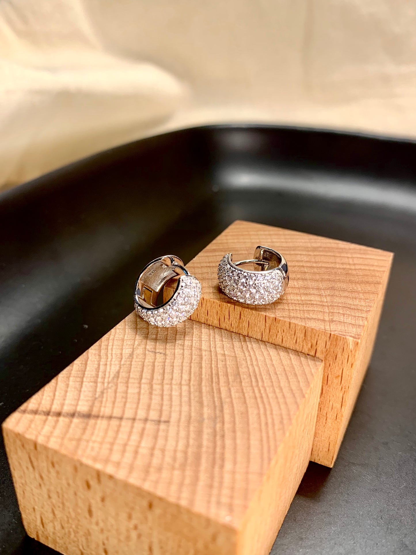 Arete Huggie Zircones Clásico