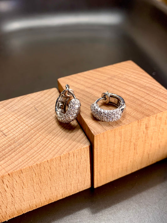 Arete Huggie Zircones Clásico