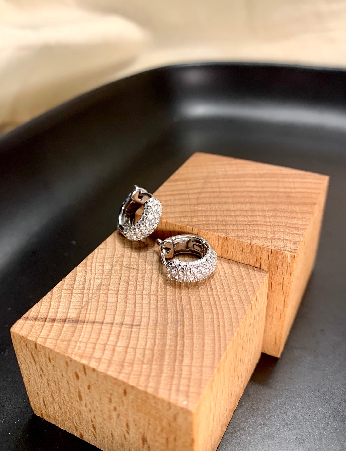 Arete Huggie Zircones Clásico