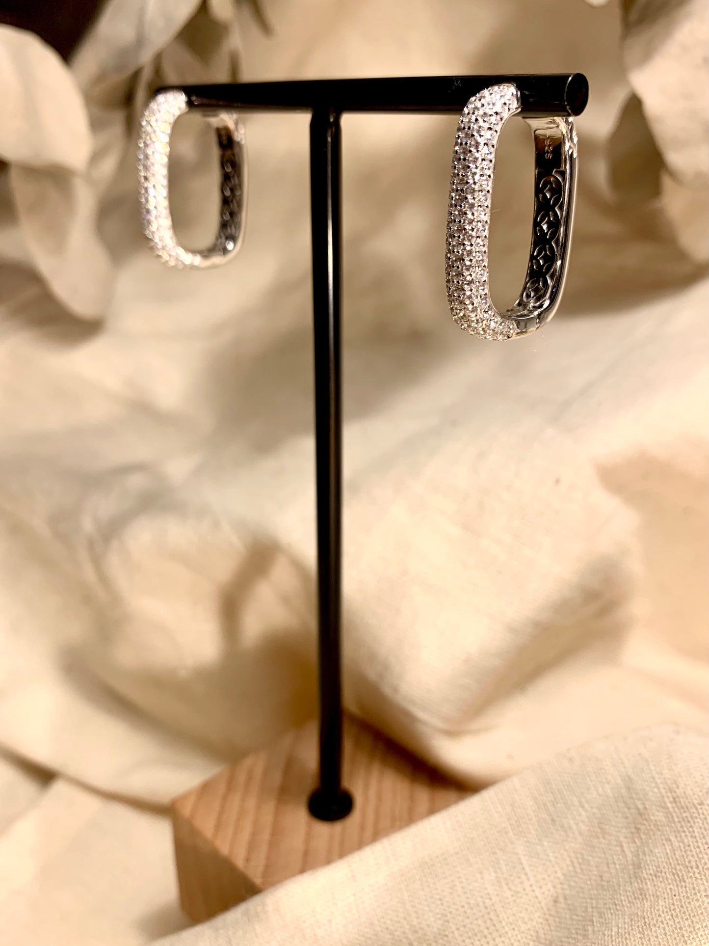 Arete Huggie Rectangular Zircones