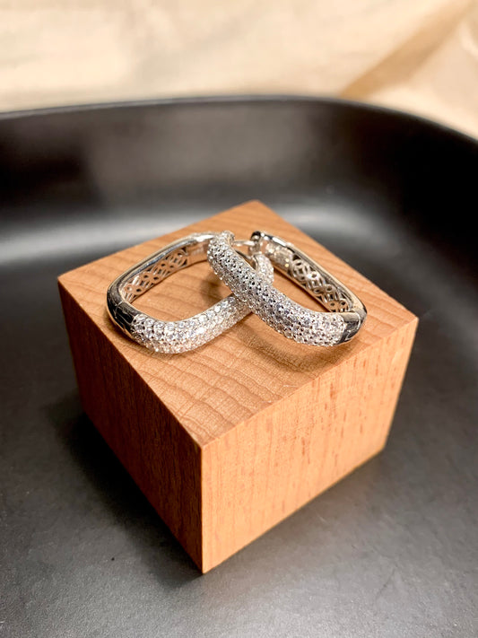 Arete Huggie Rectangular Zircones