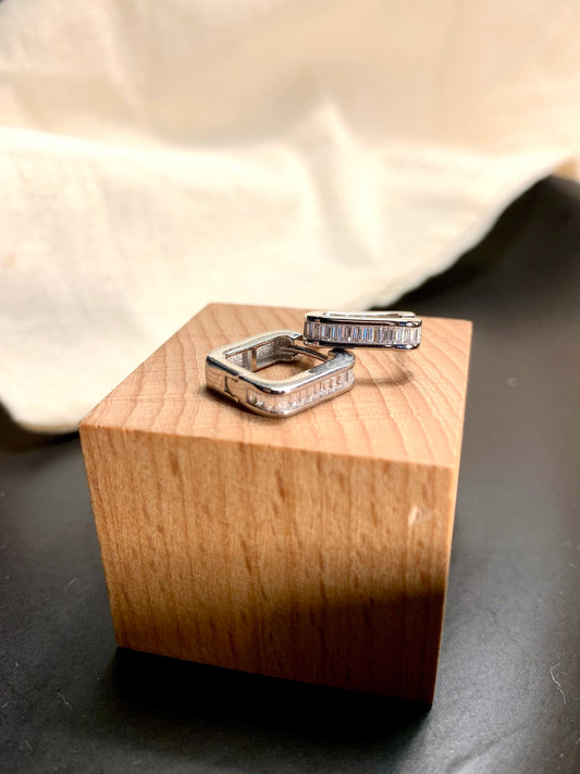Arete Huggie Cuadrados Zircones