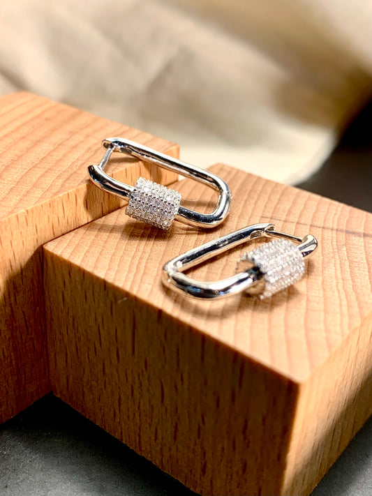 Arete Huggie Rectangular Zircones