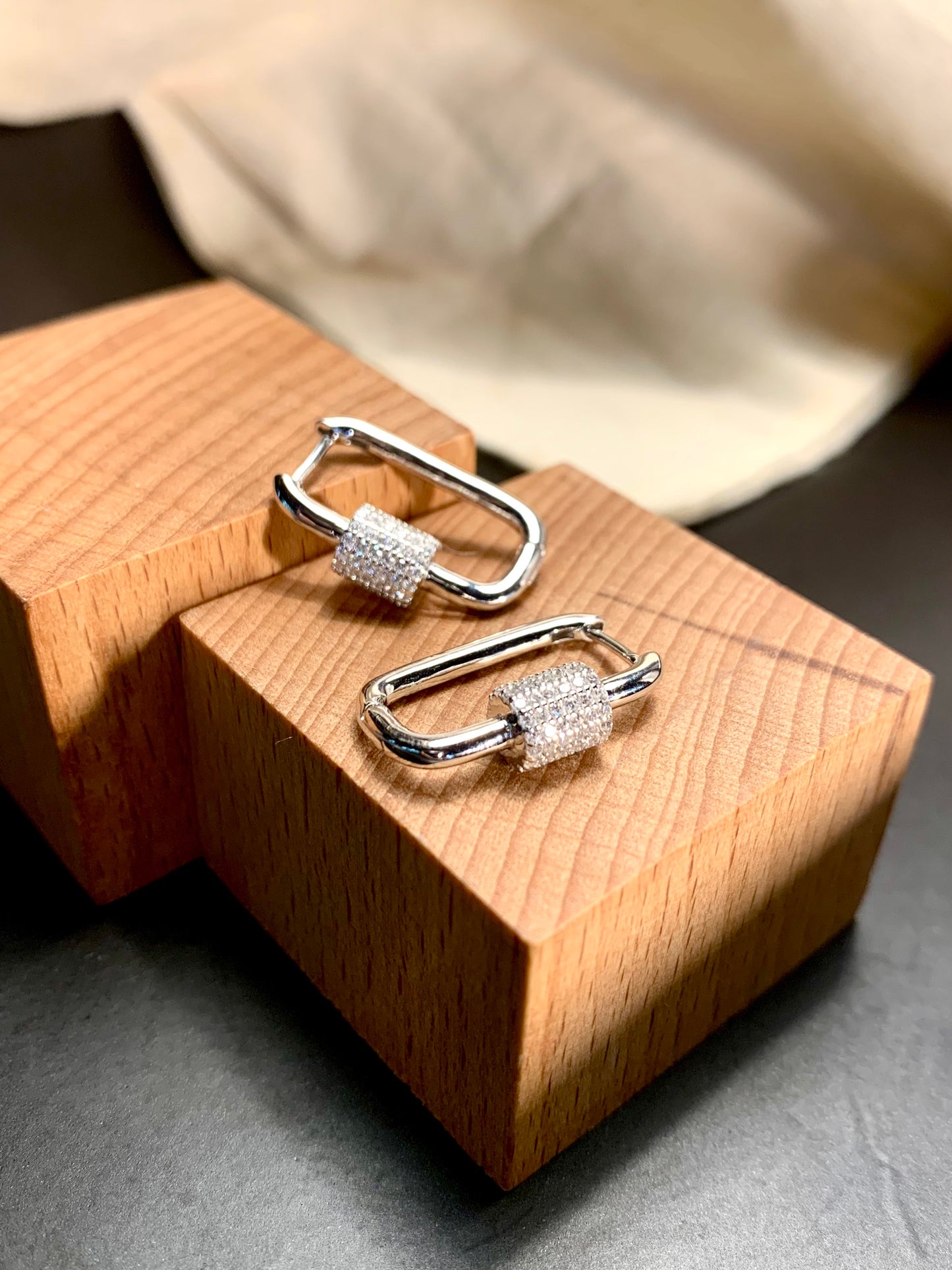 Arete Huggie Rectangular Zircones