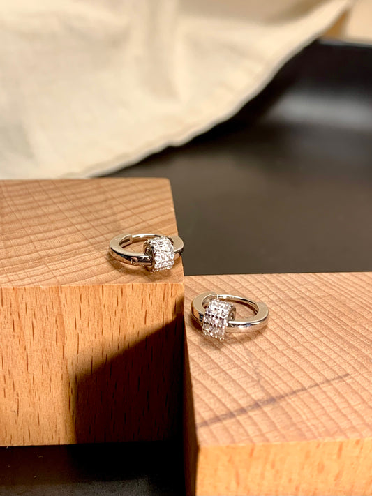 Arete Huggie Zircones