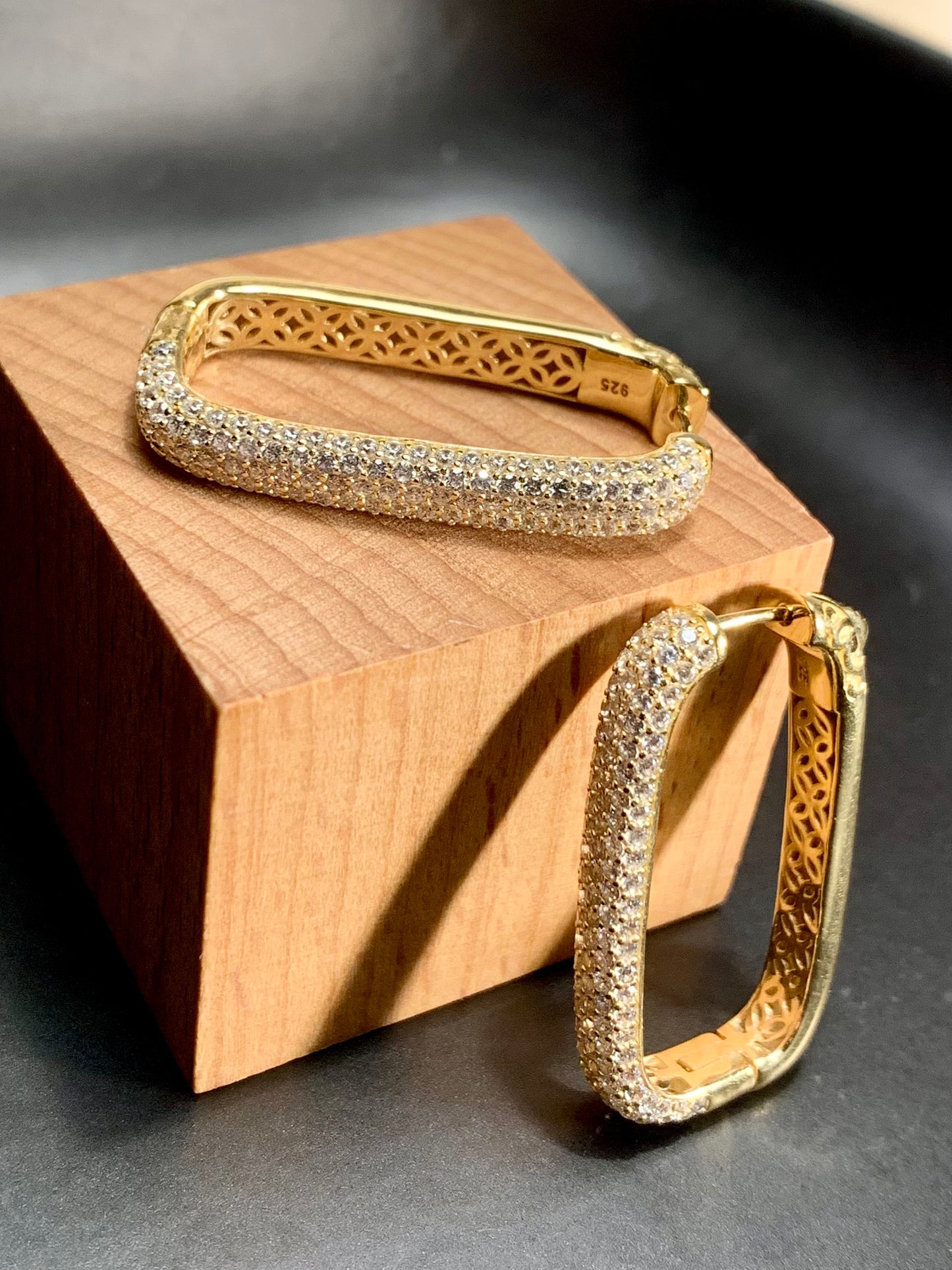 Arete Huggie Rectangular Zircones