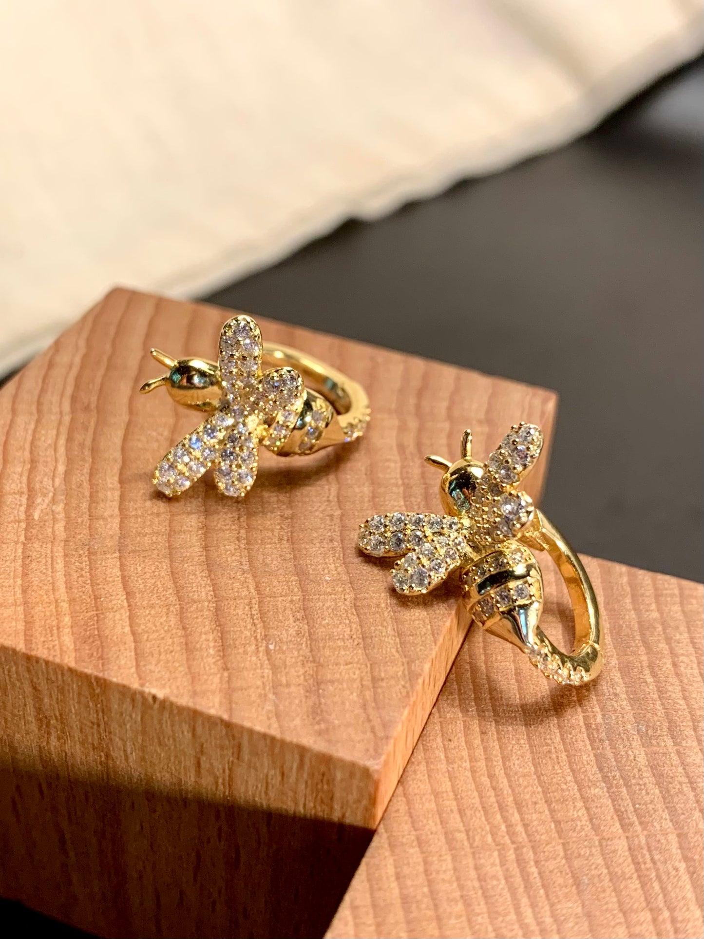Arete Huggie Abeja Zircones