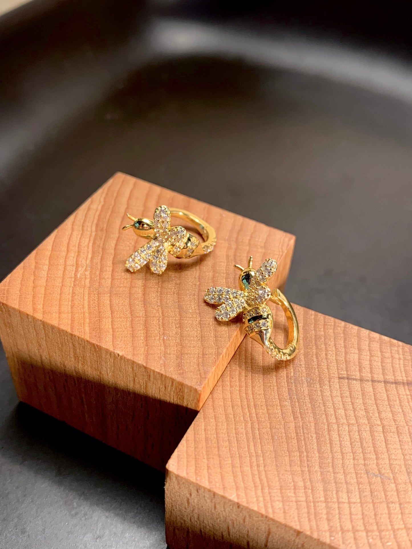 Arete Huggie Abeja Zircones