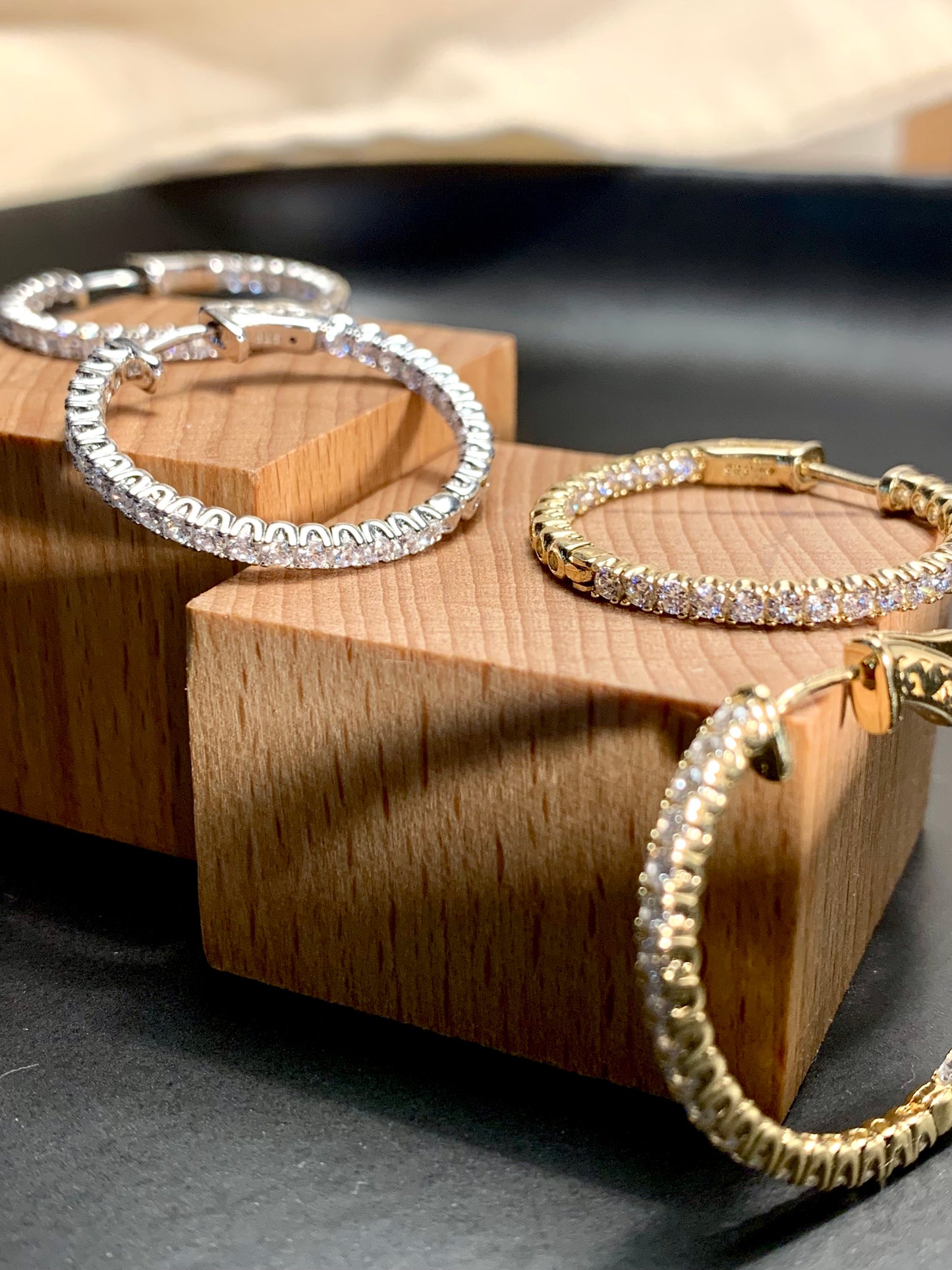 Arete Huggie Circular Zircones