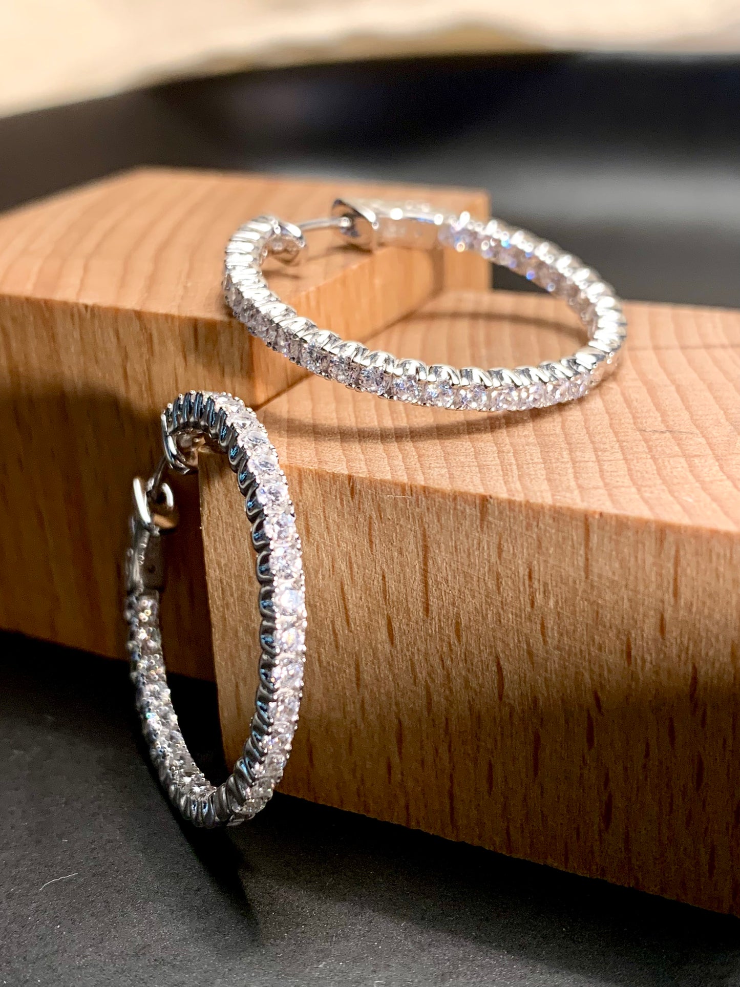 Arete Huggie Circular Zircones