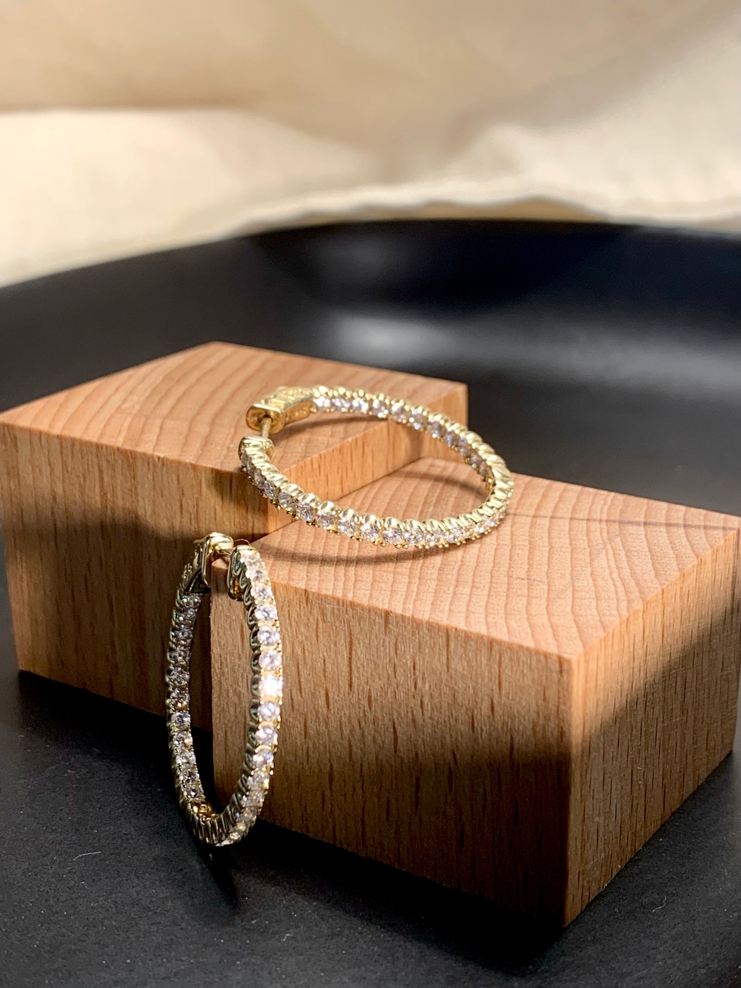 Arete Huggie Circular Zircones