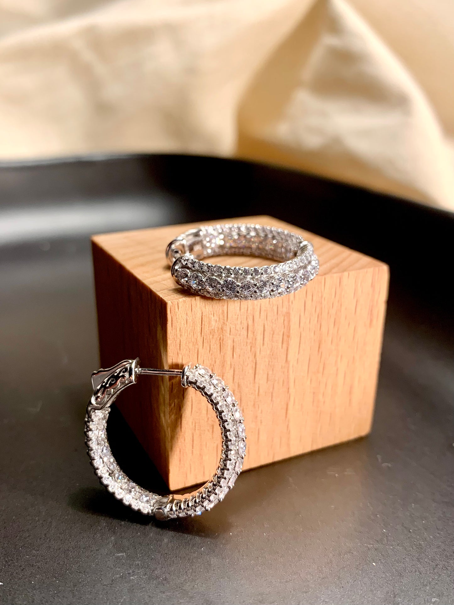 Arete Huggie Circular Zircones