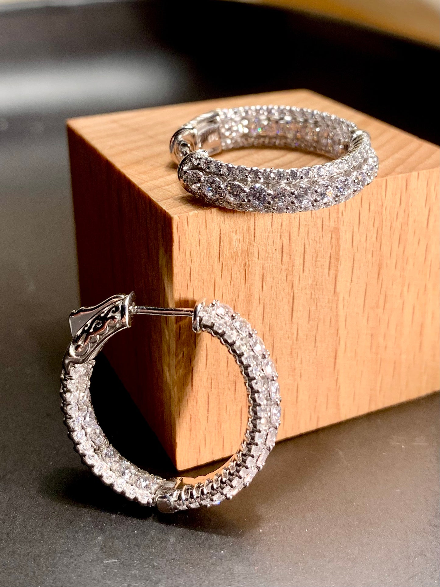 Arete Huggie Circular Zircones
