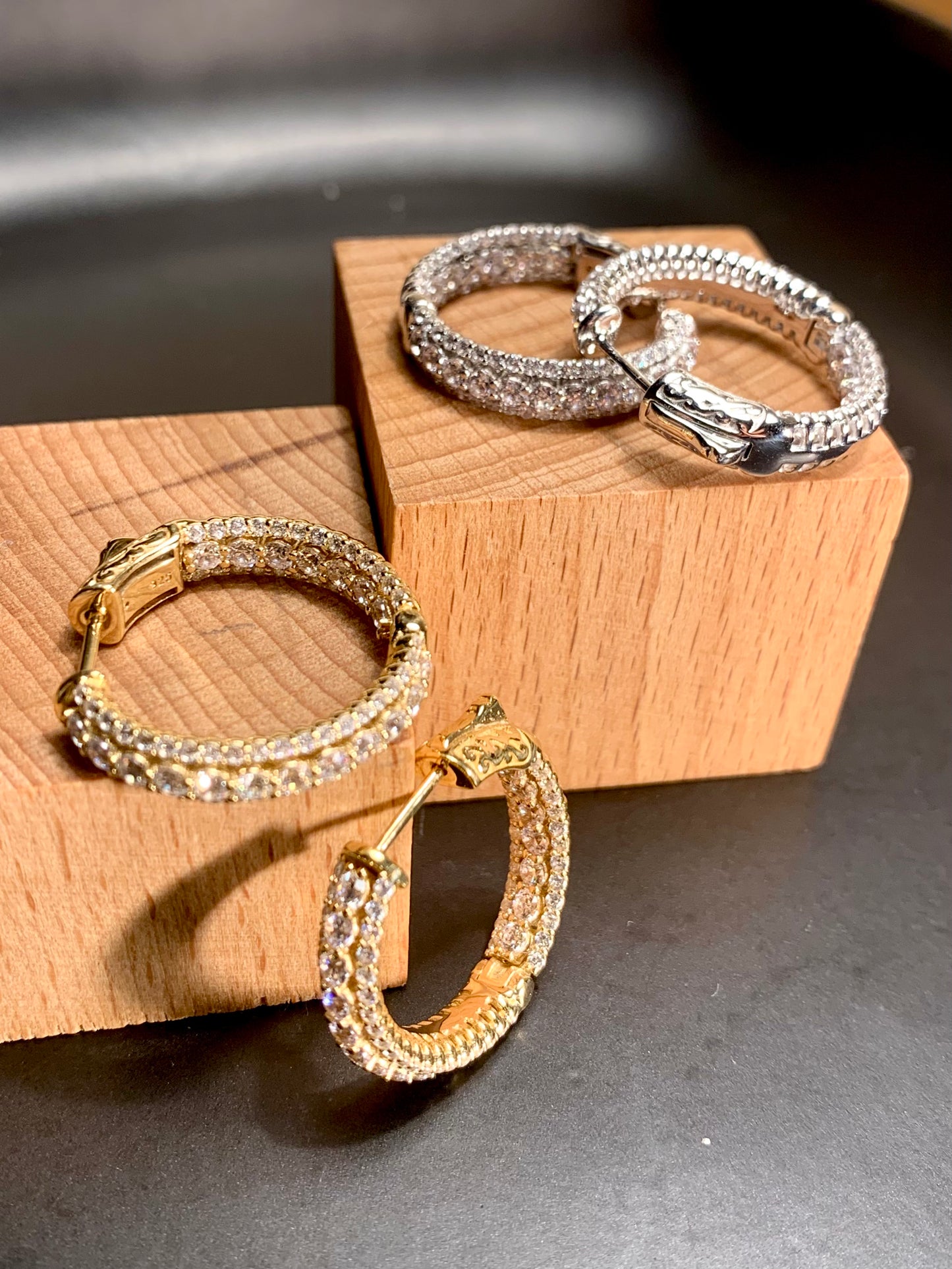 Arete Huggie Circular Zircones