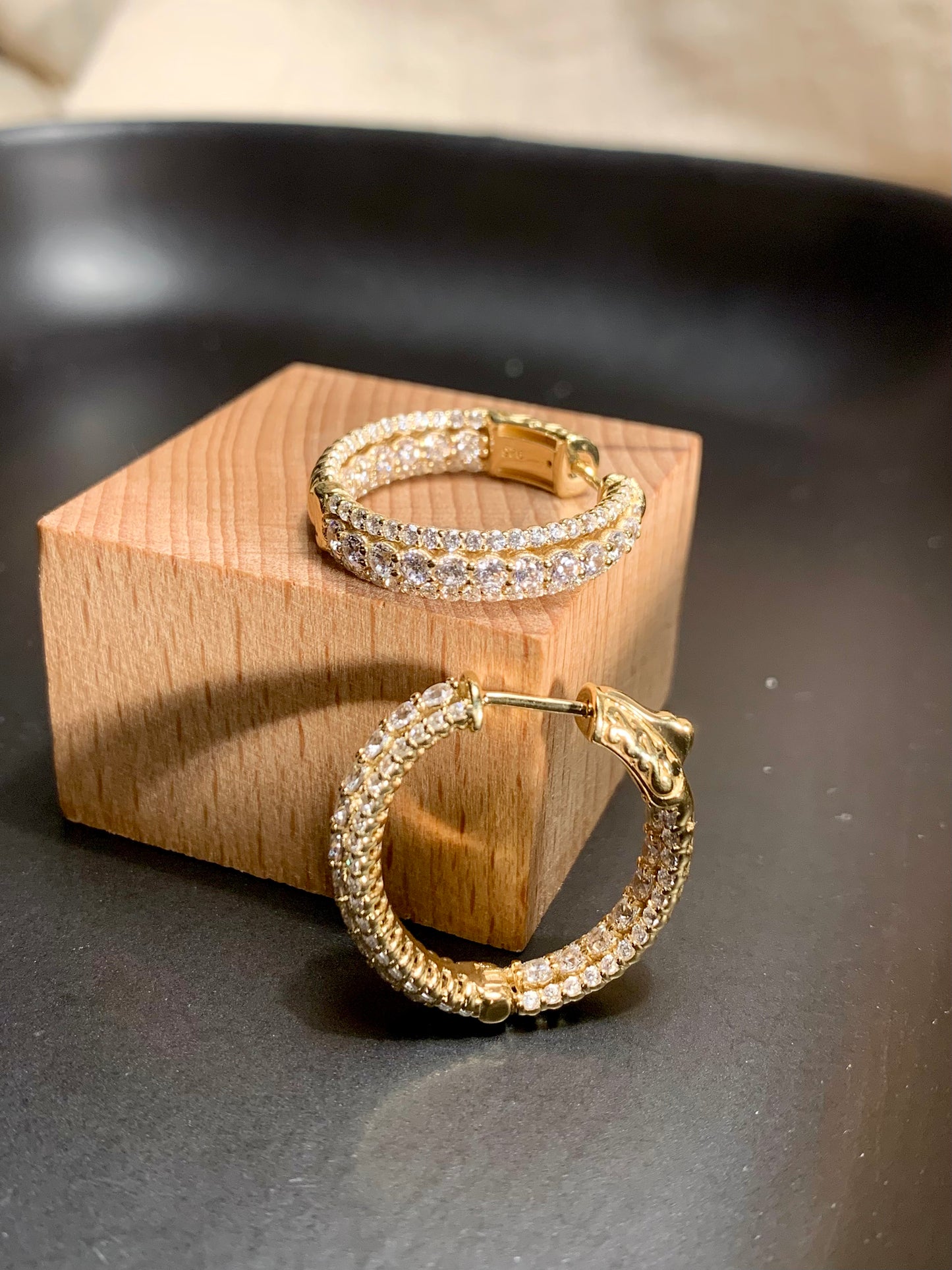 Arete Huggie Circular Zircones