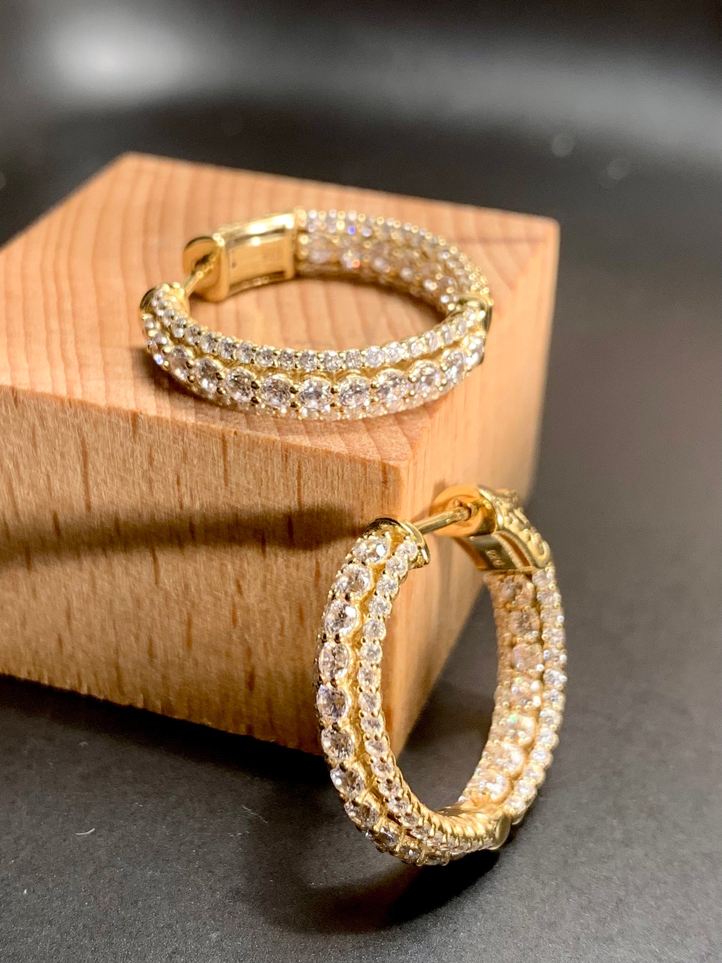 Arete Huggie Circular Zircones